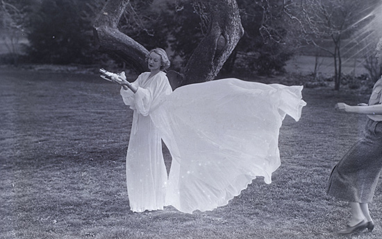 Martin Munkacsi: N� feh�r pongyol�ban, 1936. ©Joan Munkacsi, International Center of Photography