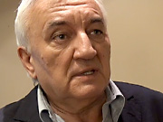 Havas Henrik nem b�rja, ha f�rfiak puszilgatj�k